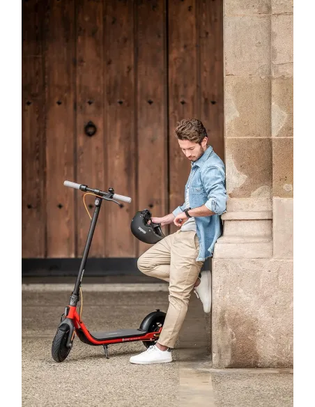 Hulajnoga Elektryczna Segway Ninebot D28D Światła 300W 7,65Ah 20km/h IPX5
