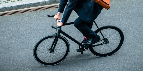 E-bike do pracy – czy opłaca się dojazd elektrykiem zamiast autem?