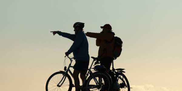 Jak kupić rower trekkingowy? – idealny wybór dla długich tras i podróży